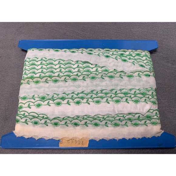 Vintage Green Embroidered Lace Trim 55 Yards Floral Pattern Dainty Scalloped Edg - Picture 1 of 5